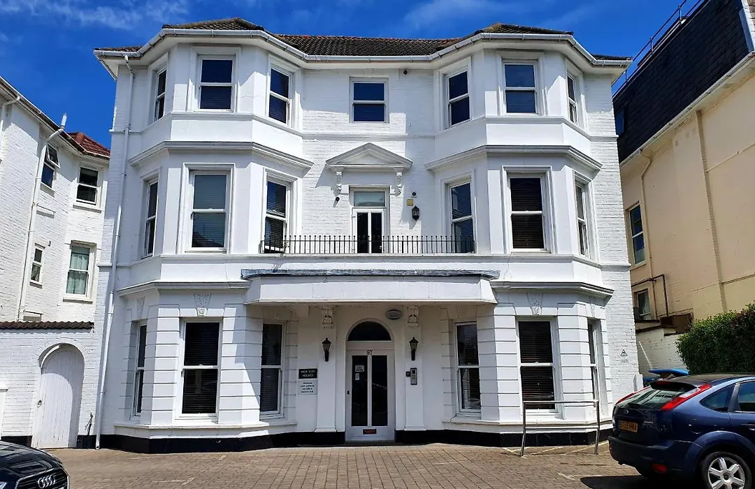 Top Quality Beach Front Apartment Sleep Up To 7 Guests-1